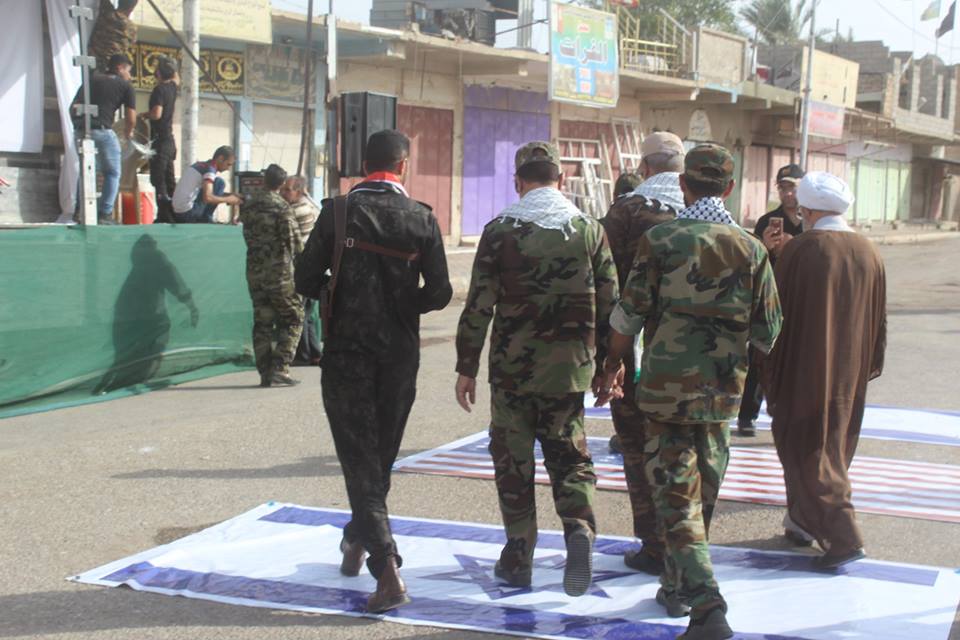 مقاتلون شيعة خلال مسيرة بمناسبة 